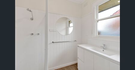 Freshly updated- this property offers a great location. - Photo 4