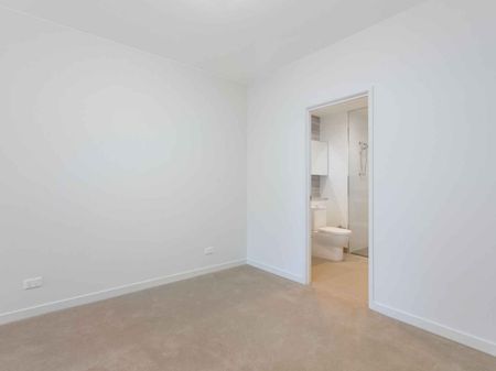 Resort Lifestyle In This Stylish Light-Filled Retreat - Photo 3