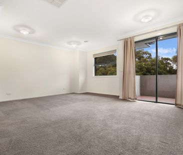 STUNNING & SPACIOUS MODERN HOME IN PRIME LOCATION - Photo 3