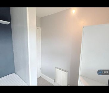 4 bedroom semi-detached house to rent - Photo 5