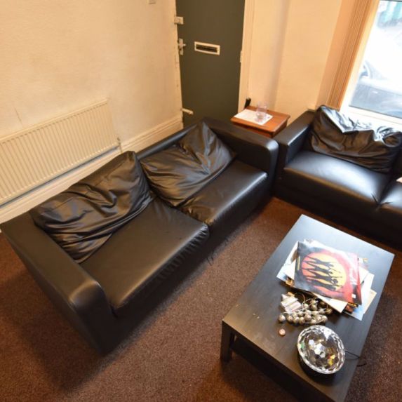 4 bedroom House in Meadow View, Leeds - Photo 1