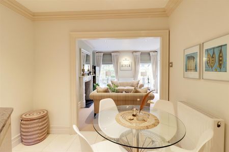 A 2 Bedroom Flat in Montpellier Spa Road, Cheltenham, Gloucestershire - Photo 2