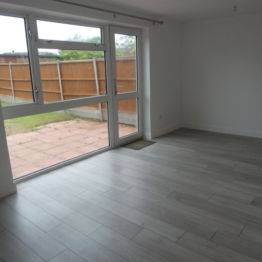 3 bedroom Mid Terraced House - Stanley Road, Stevenage - Photo 1