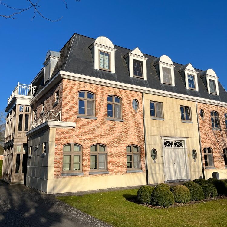 Residentie Elisabeth gelegen in de Hofstraat. Landelijk afgewerkt appartement op 1ste Verdieping met 2 slaapkamers en gezellig terras. "Lift" - Photo 1