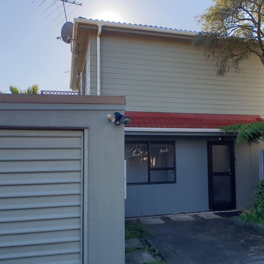 MEADOWBANK: Meadowbank Road Three Bed two level Townhouse in this sought after location - Photo 1