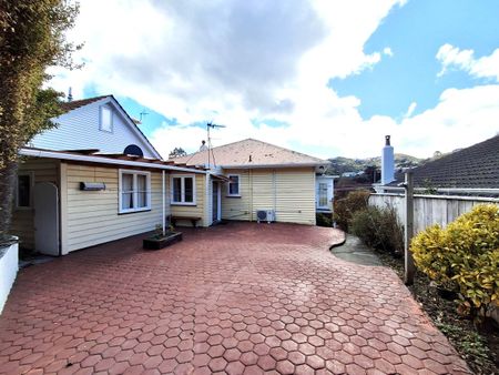Spacious, Sunny 3-Bedroom Home in Prime Karori Location - Photo 5
