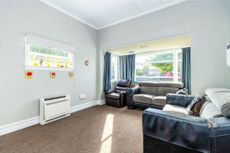 Spacious three bedroom home with a sleepout - Photo 2