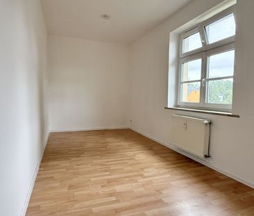 3-Raum Wohnung • Tageslichtbad • Wohnküche • Weiße Türen • Laminat ... - Foto 1