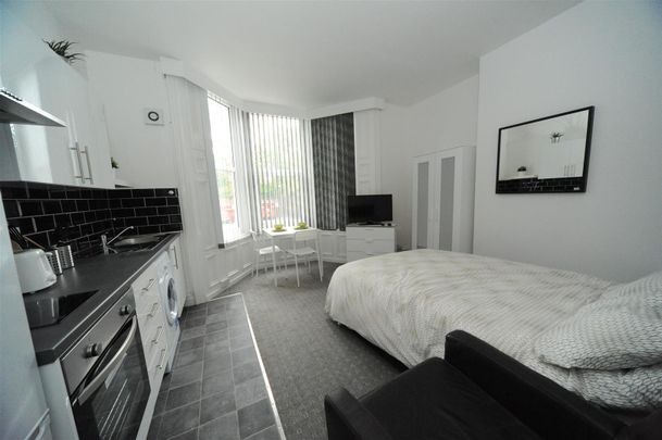 United Kingdom, 23-25 The Crescent, TS5 6SG, Middlesbrough - Photo 1