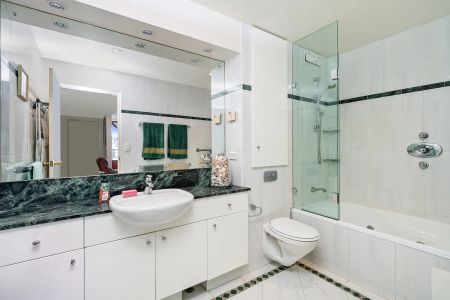 6 Month Lease - Prestigious Balmain East, Fully Furnished Apartment Showcasing Iconic Harbour Bridge and City Views. - Photo 5