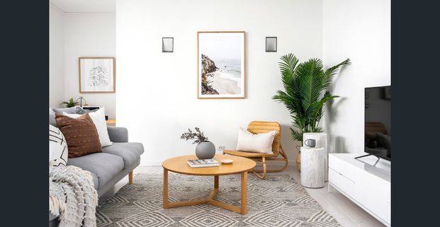 Large & Modern 2 Bedroom Bondi Beach Apartment with Parking - Photo 1