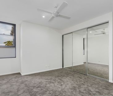 Modern Inner-City Living with Harbour Glimpses - Photo 4