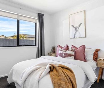 Modern 3-Bedroom, 2-Bathroom Home in a Prime Location - Photo 1