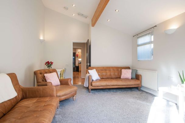 Complete with stylish loft conversion - Photo 1