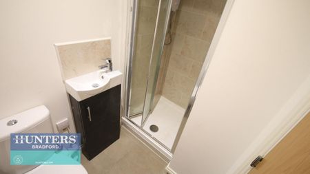 1 bedroom Flat To Let - Photo 2