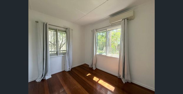 Neat 2 Bedroom Home in Convenient Location - Photo 1