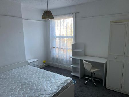 1 bedroom in a house share to rent - Photo 2