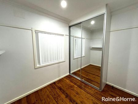 CHARMING THREE BEDROOM HOME IN MACQUARIE FIELDS! CLOSE TO STATION! - Photo 2