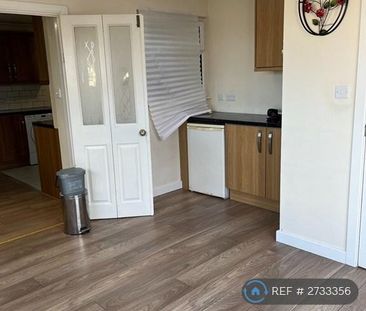 3 bedroom semi-detached house to rent - Photo 6