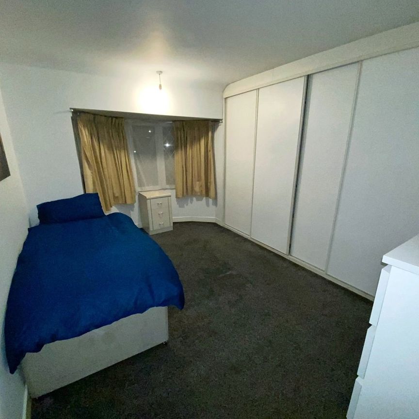 Room in a Shared House, Walsall Road, B42 - Photo 1