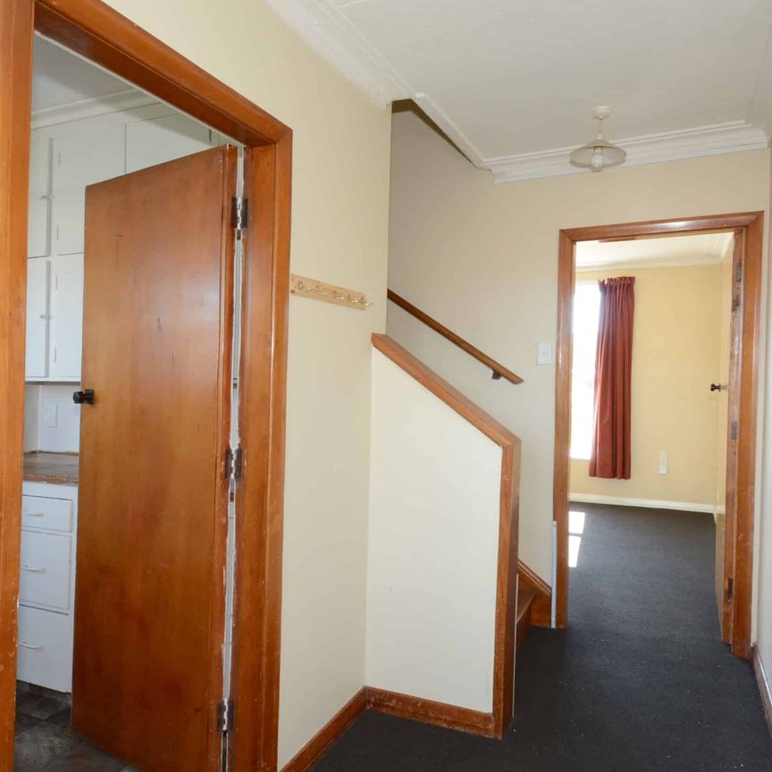 Sunny Three Bedroom Home. - Photo 1