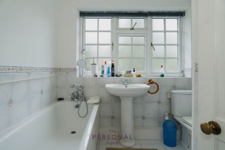 Downs Lodge Court, Epsom - Photo 3