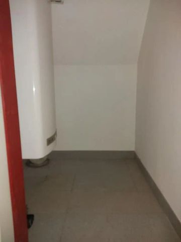 NEU - Zentrale 2-Zimmer-Wohnung mit Küchenblock im 2. Obergeschoß (Dachgeschoß) am Hauptplatz in Kapfenberg zu mieten ! - Photo 2