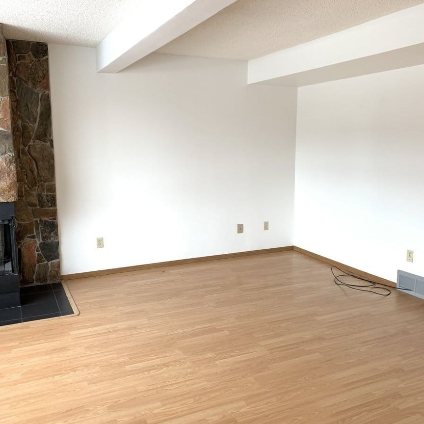 Spacious 3 Bedroom Townhouse in Glendale - Photo 1