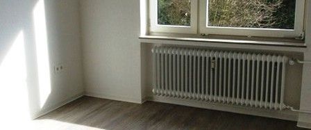 Nette Familie gesucht ! Frisch sanierte 4-Zimmer-Dachgeschosswohnung - Photo 1