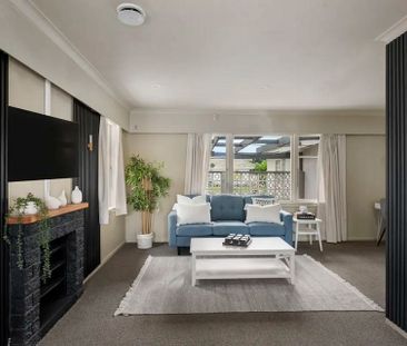 Large 3 Bedroom family home - Photo 3