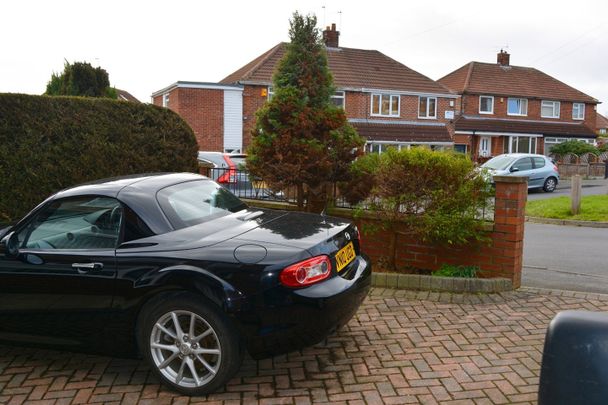 3 Bed Semi-Detached House, Queensthorpe Close, LS13 - Photo 1