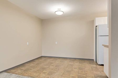 Renovated Suite - 1 Bedroom - Photo 5