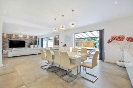 5 bedroom detached house to rent - Photo 4