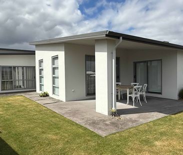 Executive Family Home - Exceptional, Stylish & Triple Living - Photo 4