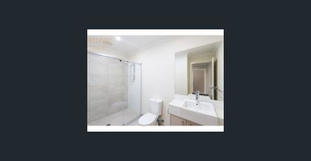 FANTASTIC 3 BEDROOM 2 BATHROOM HOME - Photo 4