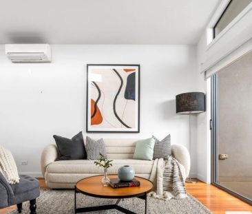 Modern Townhouse Living in a Prime Preston Location - Photo 2