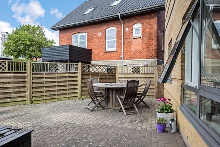 FLOT DELEVENLIG 3-VÆRELSES LEJLIGHED BELLIGGENDE PÅ FREDELIG VILLAVEJ - Foto 2