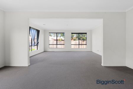 FAMILY HOME WITH MULTIPLE LIVING AREARS!!! - Photo 5