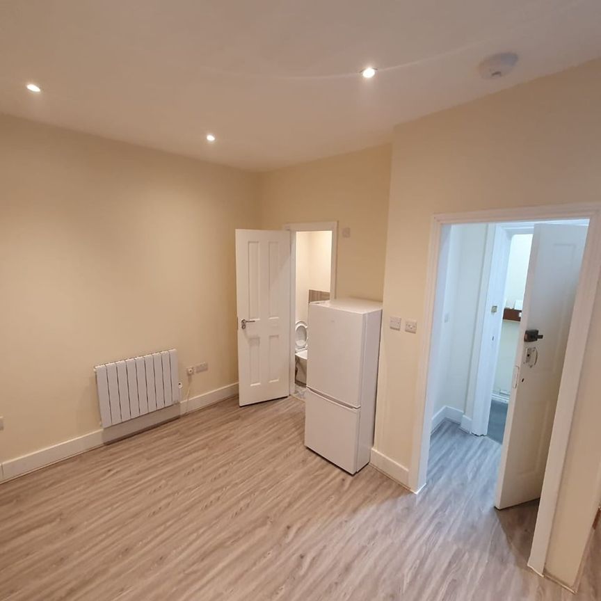 Studio Flat, Station Road, NW10 - Photo 1