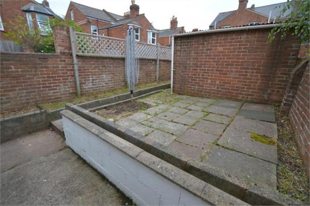 4 bedroom terraced house to rent - Photo 1