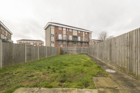 3 bedroom end of terrace house to rent - Photo 2