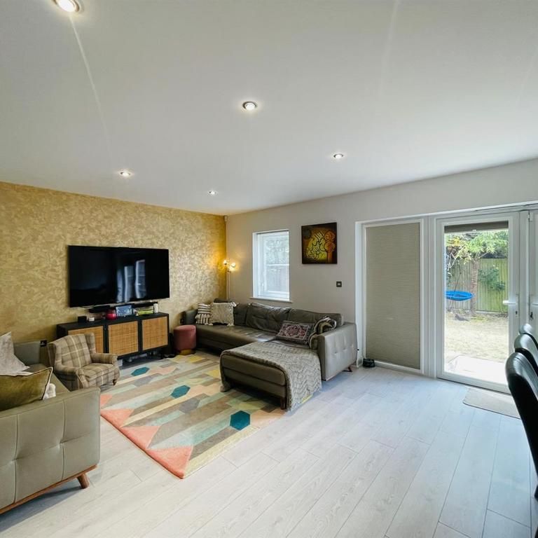 5 bedroom detached house to rent - Photo 1