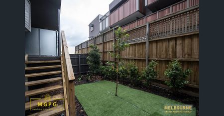 Spacious Two-Bedroom Apartment with Courtyard - Photo 5