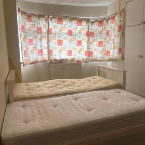 1 bedroom in a flat share to rent - Photo 3