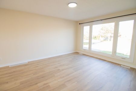 All INCLUSIVE MAIN UNIT IN THOROLD!!! - Photo 4