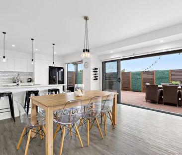 Modernised with bay views - Photo 5