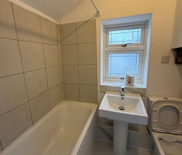 Two bedrooms first floor flat high road ilford- 1700 pcm - Photo 2