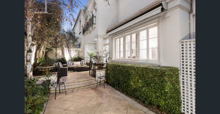 Beautiful Three Bedroom Double Storey Home In Desirable Toorak Location - Photo 4