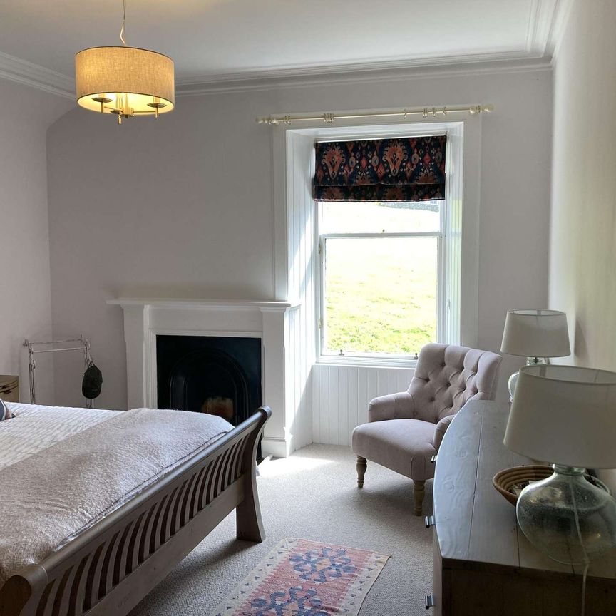 A beautifully presented upper flat in a converted traditional villa in the ever popular Perthshire town of Crieff. Ivy Knoll boasts impressive views across the - Photo 1