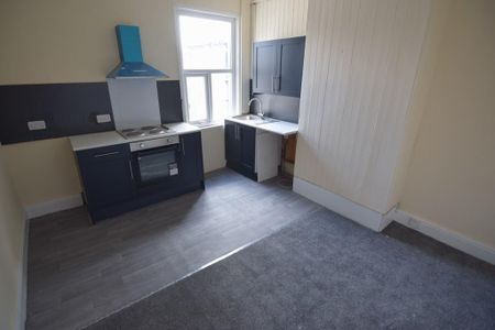 3 bedroom flat to rent - Photo 2